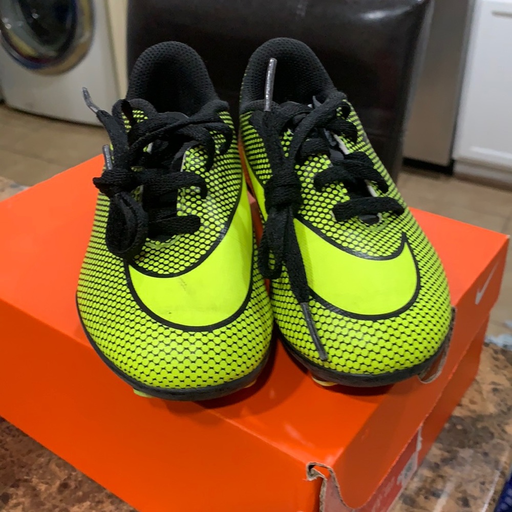 Nike Toddler boy 10c soccer cleat.